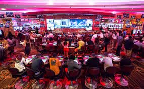 Antarmuka permainan Aviator di paus hoki menampilkan pesawat terbang, multiplier real-time, dan tombol cash out