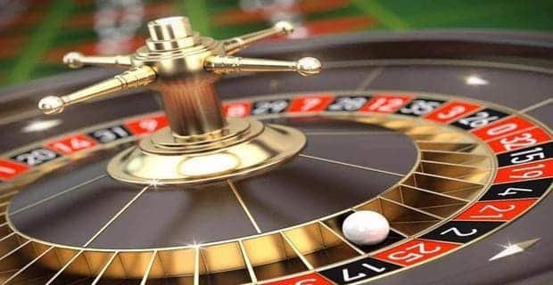 Antarmuka pengguna Dragon Fishing paus hoki menampilkan pilihan senjata, level kesulitan, dan tabel pembayaran